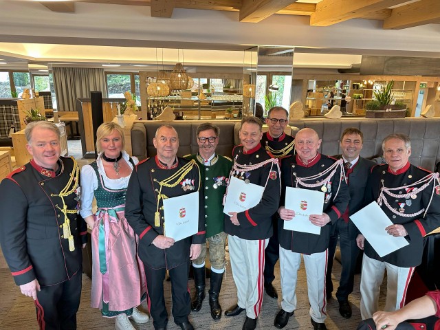 Für 30 Jahre Mitgliedschaft erhalten die Dankesmesaille des Landesverbandes in Bronze Thomas Bacher, Max Burgstaller, Manfred Kappacher, Erwin Schwarz, Gerhard Sint