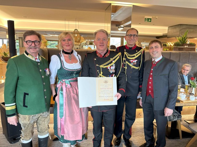 Christof Nocker erhält das Ehrenzeichen für Heimat und Brauchtum in Bronze