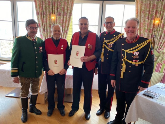 Für 40jährige Mitgliedschaft erhielten Sebastian Gruber als Himmelschütze und Klaus Rohrmoser als Offizier und Fähnrich die Anton-Wallner-Medaille in Gold